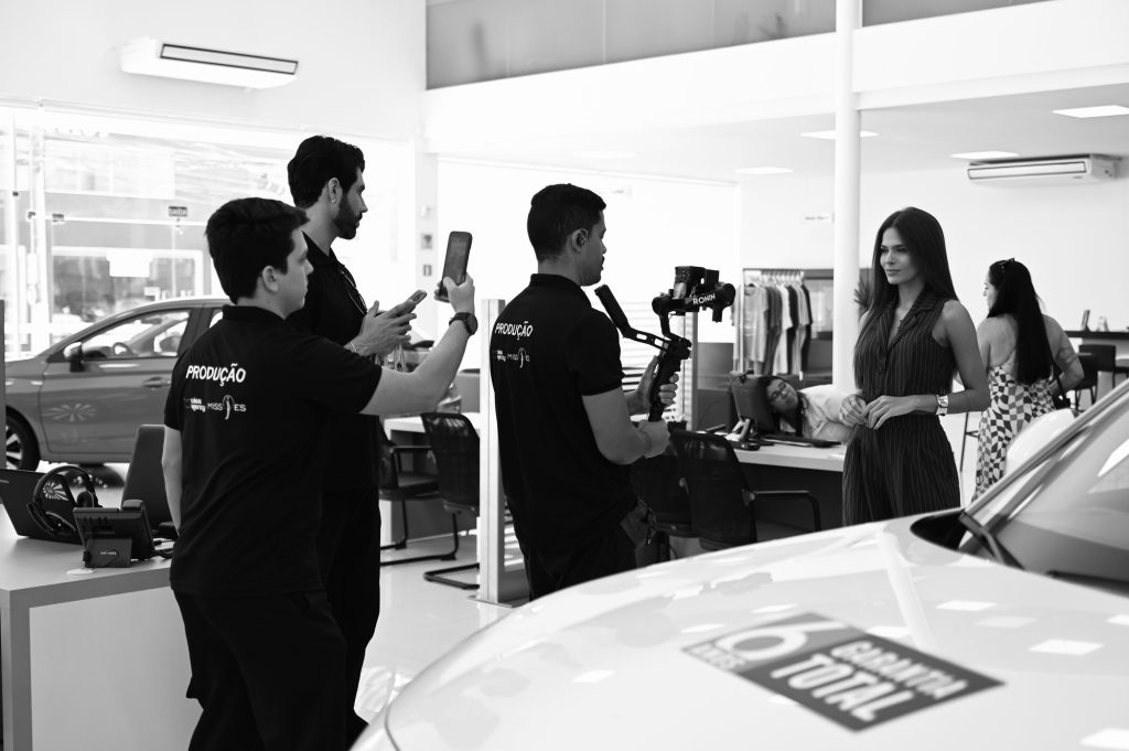 Equipe da Céos Agency filmando com estabilizador durante a produção da campanha
